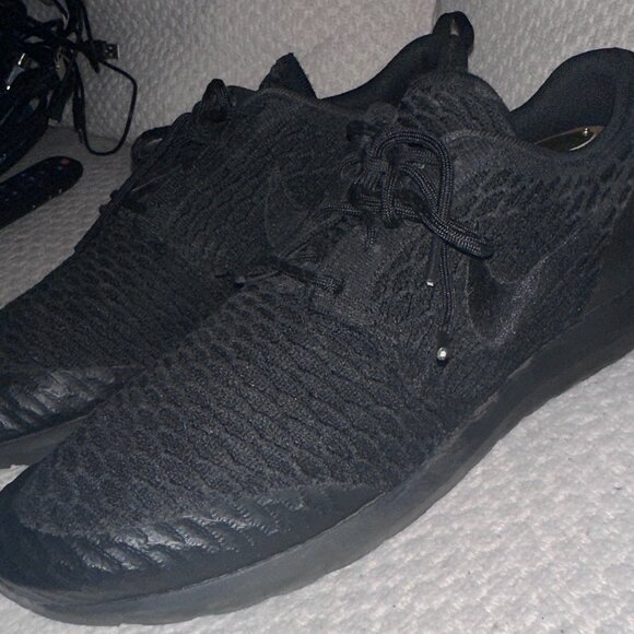 Nike Black Men's Mesh Trainer Sneakers - All Black with Logo - Size 11 (US) - Picture 1 of 8